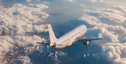 Avión sobre nubes