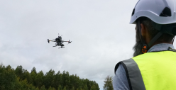 Persona controlando un dron
